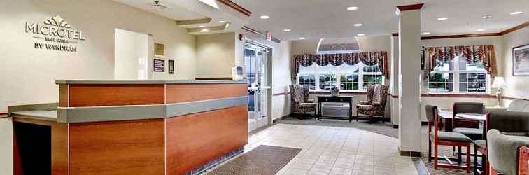Lobby Microtel Inn & Suites by Wyndham Bridgeport