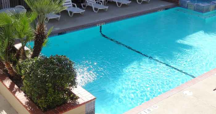 Swimming Pool Howard Johnson by Wyndham San Antonio/NW Medical Center