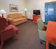 Common Space 6 Country Inn & Suites by Radisson, El Dorado, AR