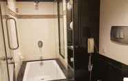 Toilet Kamar 3 Ramee Guestline Hotel Dadar