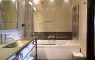 In-room Bathroom 3 iH Hotels Pomezia Selene