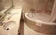 In-room Bathroom 6 Hotel Mas Gallau