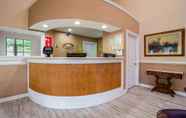 Lobby 4 Econo Lodge Inn & Suites