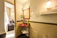 In-room Bathroom Hotel Le Petit
