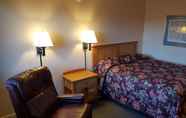 Bedroom 5 Travelers Lodge Motel Marshall