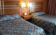 Bedroom 4 Travelers Lodge Motel Marshall