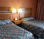 Bedroom 4 Travelers Lodge Motel Marshall