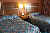 Bedroom Travelers Lodge Motel Marshall