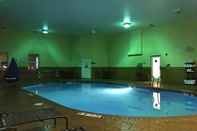 Swimming Pool Comfort Suites Airport