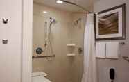 In-room Bathroom 4 Courtyard by Marriott Hamilton