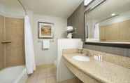 Toilet Kamar 4 Courtyard by Marriott Grand Junction