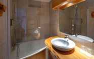 In-room Bathroom 7 Neige et Roc, The Originals Relais