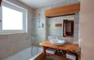 In-room Bathroom 2 Neige et Roc, The Originals Relais