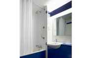 In-room Bathroom 4 Travelodge Croydon Central