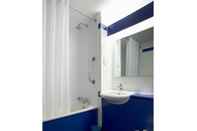 In-room Bathroom Travelodge Croydon Central