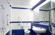 In-room Bathroom 5 Travelodge Croydon Central