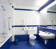 Toilet Kamar 5 Travelodge Croydon Central