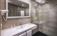 Toilet Kamar 7 Hotel Oasis Park Splash