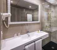 Phòng tắm bên trong 7 Hotel Oasis Park Splash