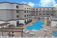 Swimming Pool Country Inn & Suites by Radisson, Port Canaveral, FL