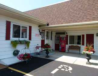 Exterior 2 Country Squire Motel