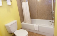 Toilet Kamar 3 Home Town Inn Ringgold