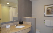 Toilet Kamar 2 Courtyard by Marriott Winchester