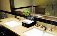 Toilet Kamar 7 Paramount Gallery Hotel