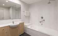 In-room Bathroom 4 Adina Apartment Hotel Perth - Barrack Plaza