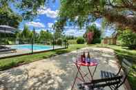 Swimming Pool Hôtel Kyriad Libourne - Saint Emilion