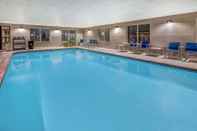 สระว่ายน้ำ La Quinta Inn & Suites by Wyndham Kennewick