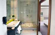 In-room Bathroom 2 Hilton Manchester Deansgate