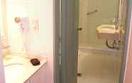 In-room Bathroom 5 Condor Suites Apart Hotel
