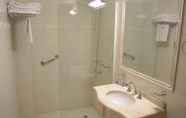 In-room Bathroom 7 Condor Suites Apart Hotel