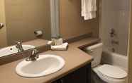 In-room Bathroom 4 Franklin Suite Hotel