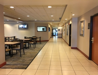 Lobby 2 Wingate by Wyndham Coon Rapids