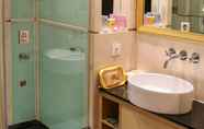 In-room Bathroom 4 Ramada Plaza Taian