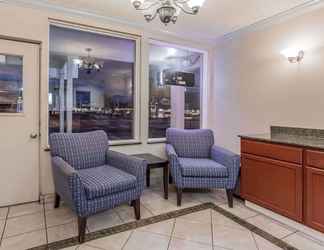 Lobi 2 Breeze Inn & Suites