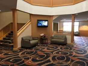 Lobi 4 Cabot Inn & Suites