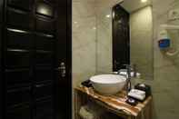 Toilet Kamar AC Embassy Hotel