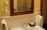 In-room Bathroom 5 Hostal Airas Nunes by Pousadas de Compostela