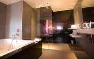 In-room Bathroom 7 Van Der Valk Hotel Hengelo