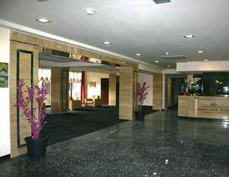 Lobby 2 Regal Park Hotel