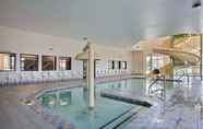 Swimming Pool 6 Super 8 by Wyndham Trois-Rivieres