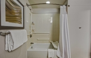 In-room Bathroom 7 Courtyard by Marriott Memphis Southaven