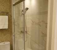In-room Bathroom 6 Hotel Windsor
