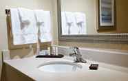 Toilet Kamar 7 Fairfield Inn & Suites by Marriott Sudbury