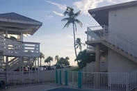 Swimming Pool Carousel Inn on the Beach