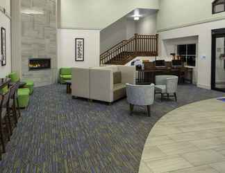 Lobi 2 Holiday Inn Express & Suites Interstate 90, an IHG Hotel