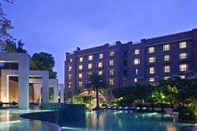 Swimming Pool Radisson Blu Plaza Delhi Airport